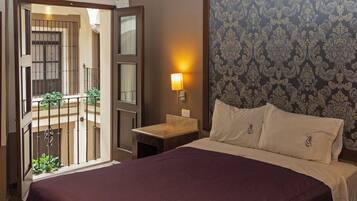 Single Room | Premium bedding, in-room safe, desk, free WiFi