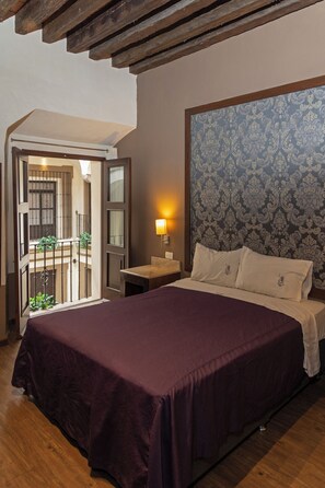 Quarto solteiro | Roupas de cama premium, cofres nos quartos, escrivaninha