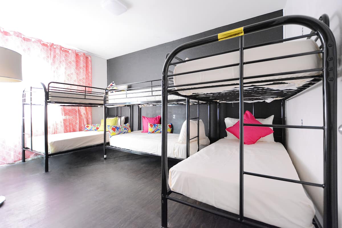 1 chambre, coffres-forts dans les chambres, fer et planche à repasser