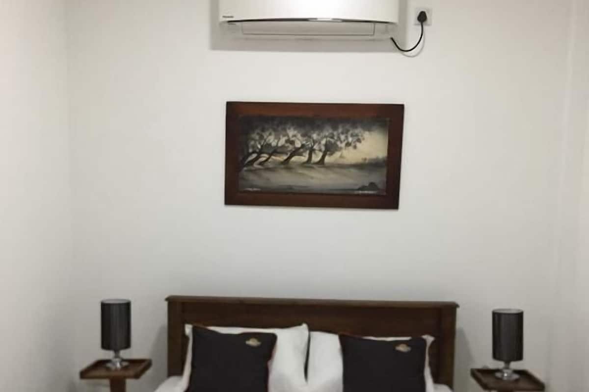 Premium bedding, desk, iron/ironing board, free WiFi