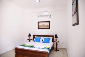 Premium bedding, desk, iron/ironing board, free WiFi - Kingcity Resort (Anuradhapura)