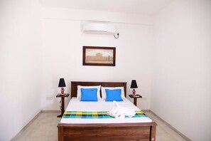 Premium bedding, desk, iron/ironing board, free WiFi - Kingcity Resort (Anuradhapura)