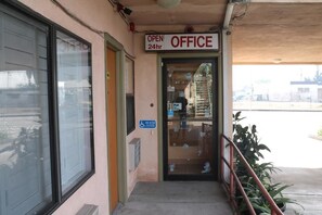 Ingresso di un edificio per uffici con un'insegna che indica l'apertura 24 ore su 24.