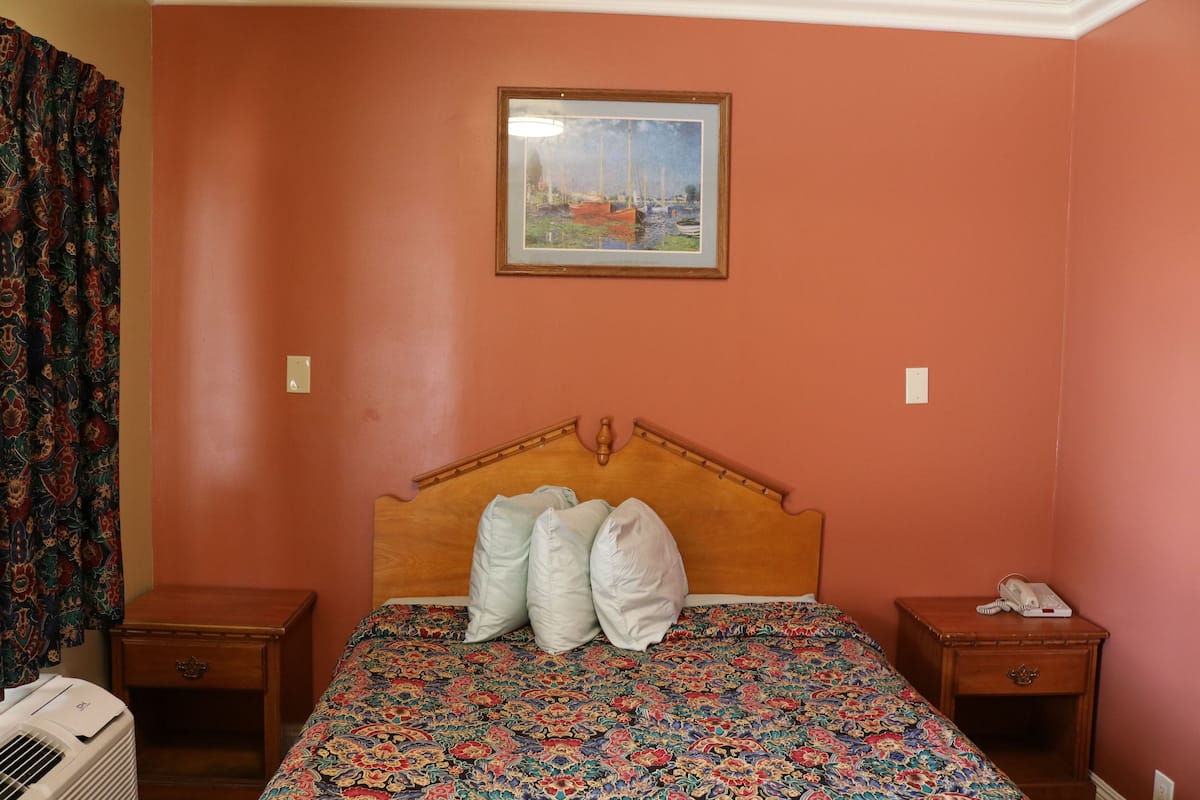 Quarto econômico, 1 cama King, banheiro privativo | Escrivaninha, ferros/tábuas de passar roupa, Wi-Fi de cortesia