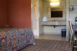 Economy Room, 1 King Bed, Accessible, Private Bathroom | Desk, iron/ironing board, free WiFi - Four Corners motel (Montebello)