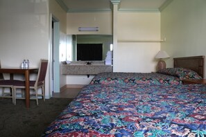 Economy Double Room, 2 Queen Beds, Private Bathroom | Desk, iron/ironing board, free WiFi - Four Corners motel (Montebello)