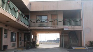 A building with a sign indicating a clearance of 9'3". - Four Corners motel (Montebello)