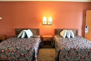 Quarto casal econômico, 2 camas Queen, banheiro privativo | Escrivaninha, ferros/tábuas de passar roupa, Wi-Fi de cortesia