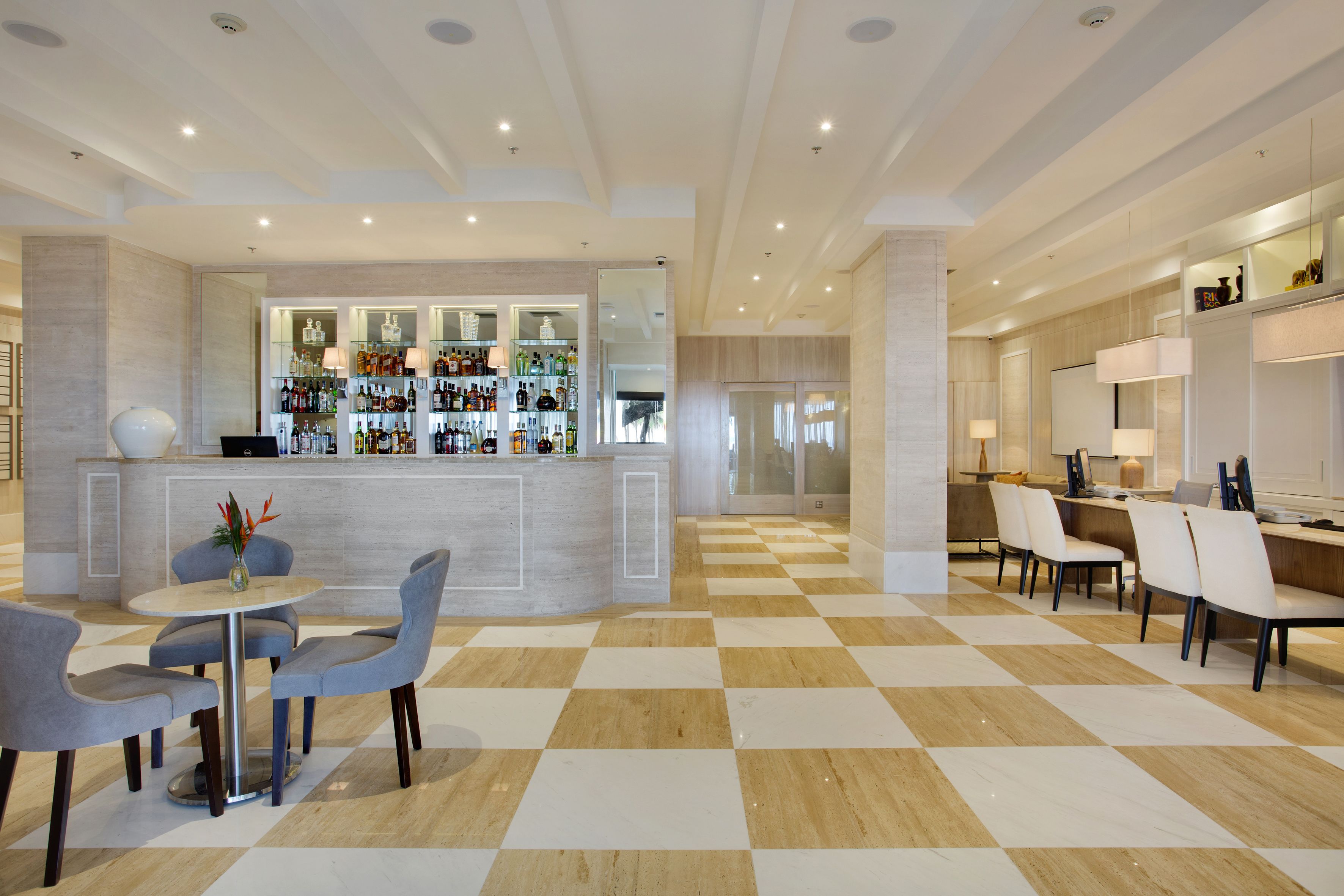 2 bars/lounges, poolside bar