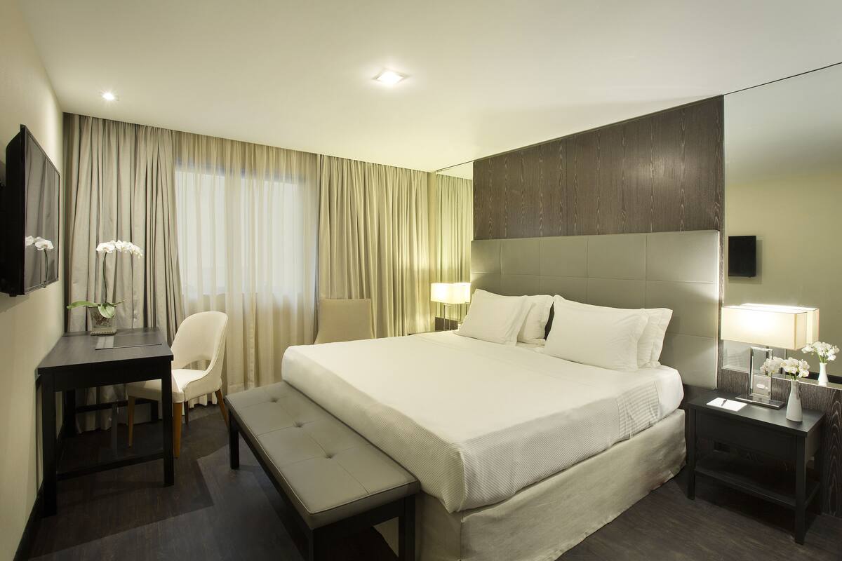 Luxe beddengoed, een minibar, een kluis op de kamer, een bureau