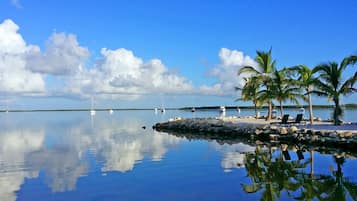 Privatstrand, Liegestühle, Strandtücher, Kajakfahren