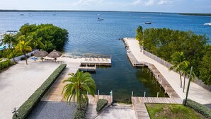 Un puerto deportivo con muelles, sillas de descanso y una vista despejada del agua.