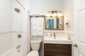 Articles de toilette de luxe, sèche-cheveux, serviettes fournies, savon