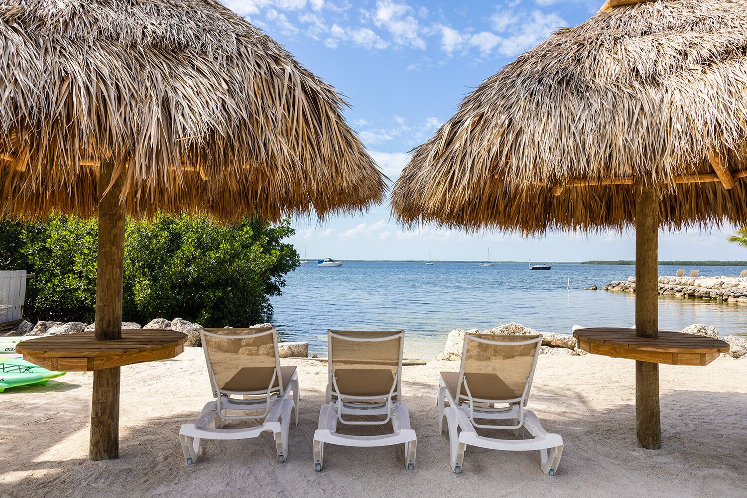 Privat strand, solsenger, strandhåndklær og kajakkpadling