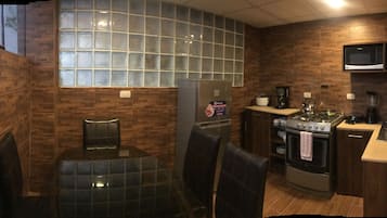 Family Apartment, 2 Bedrooms, City View, Tower | In-room dining