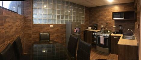 Family Apartment, 2 Bedrooms, City View, Tower | In-room dining