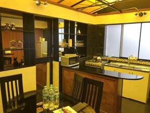 Apartamento família, 3 quartos, vista para a montanha, na torre | Cozinha privada | Geladeira, micro-ondas, fogão, cooktop