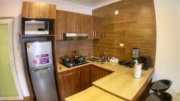 Family Apartment, 2 Bedrooms, City View, Tower | Private kitchen | Fridge, microwave, oven, stovetop
