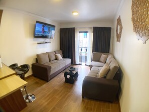 Family Apartment, 2 Bedrooms, City View, Tower | Living area