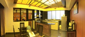 Perhehuoneisto, 3 makuuhuonetta, vuoristonäköala, torni | Yksityinen keittiö | Jääkaappi, mikroaaltouuni, uuni, liesi