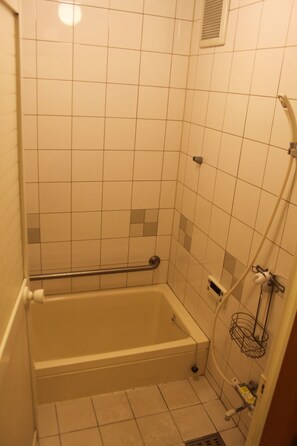 Combined shower/bathtub, free toiletries, towels