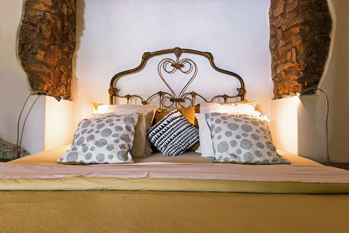 Premium bedding, in-room safe, bed sheets