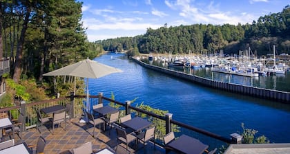 Noyo Harbor Inn Restaurant and Tavern