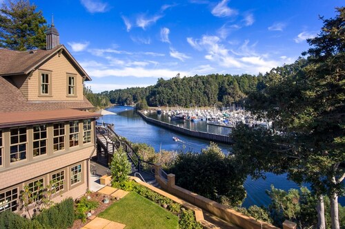 Noyo Harbor Inn Restaurant and Tavern