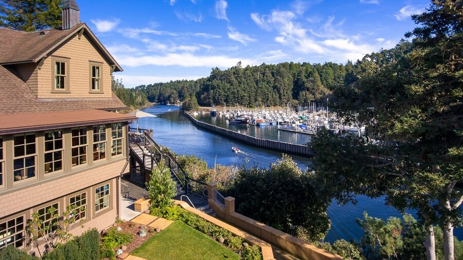 Noyo Harbor Inn Restaurant and Tavern