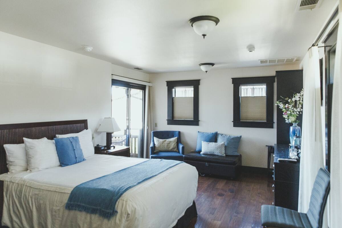 Queen View (Pet friendly) | Premium bedding, pillowtop beds, in-room safe, blackout drapes