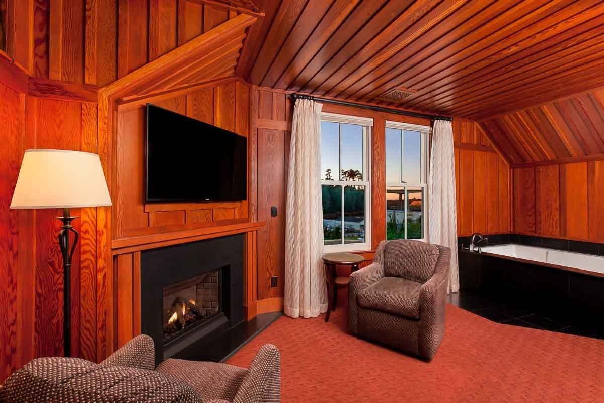 King Tub (No Pets) | Living area | 42-inch flat-screen TV with cable channels, TV, Netflix