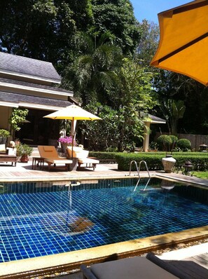 Una piscina al aire libre