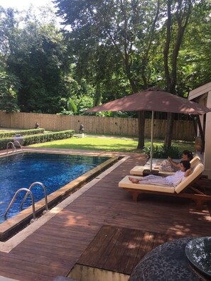 Una piscina al aire libre