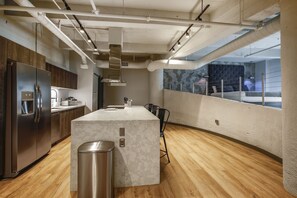Studio | Private kitchen | Fridge, microwave, coffee/tea maker - Etage Executive Living (Pittsburgh)