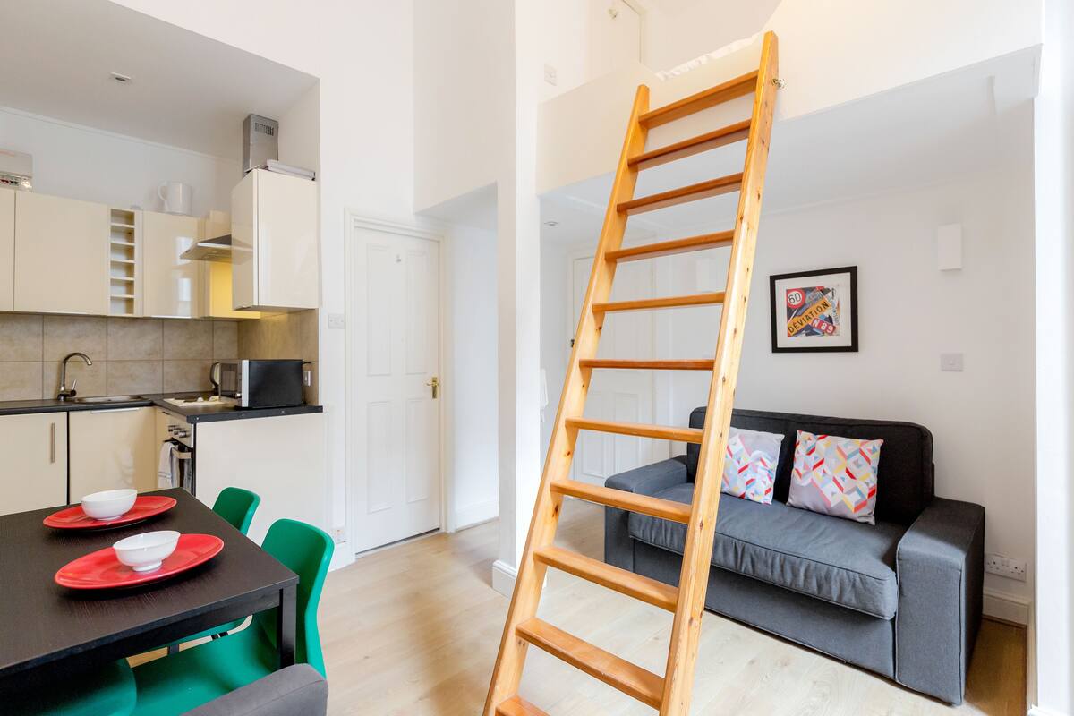 Desk, soundproofing, iron/ironing board, WiFi (free)
