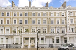 Front of property - Kensington Serviced Apartments (London)