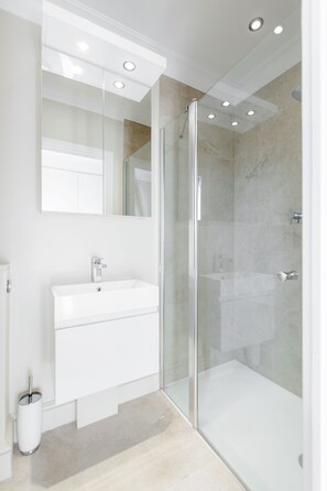 Family Studio, Lower Ground Floor | Kylpyhuone | Pyyhkeet