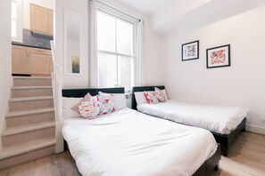 Bureau, système d’insonorisation, fer et planche à repasser
