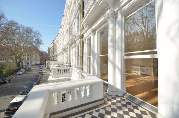 Family Studio, 2 Queen Beds, Balcony | Balcony - Kensington Serviced Apartments (London)