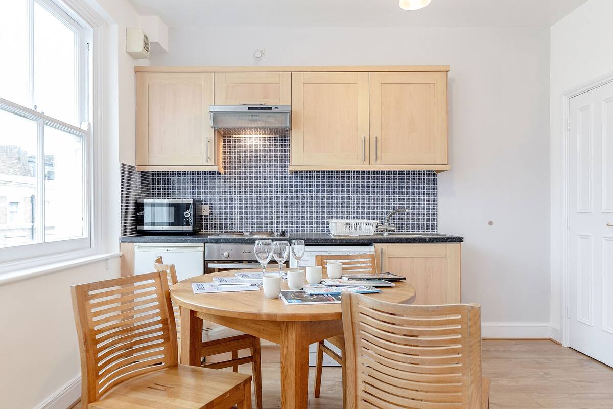 Family Studio | Private kitchenette | Full-size fridge, microwave, oven, stovetop