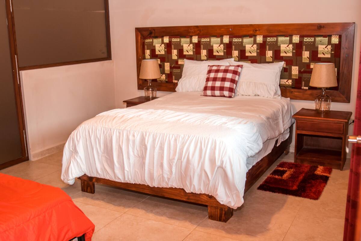 Ropa de cama hipoalergénica, edredones de plumas, cortinas opacas
