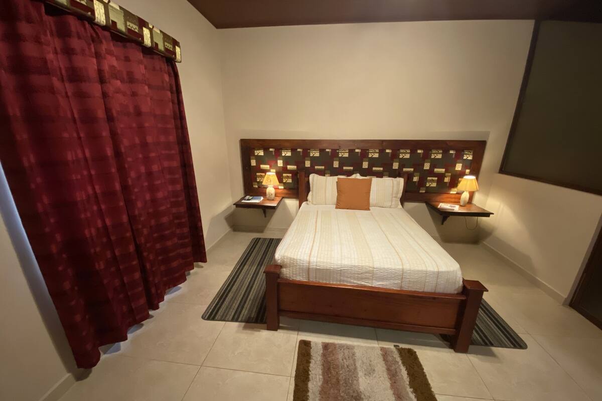 Habitación triple superior | Ropa de cama hipoalergénica, edredones de plumas, cortinas opacas