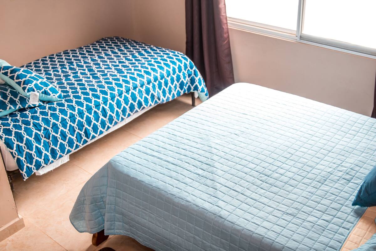 Habitación triple estándar | Ropa de cama hipoalergénica, edredones de plumas, cortinas opacas