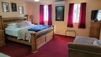 1 habitación, decoración personalizada, muebles diferentes y escritorio