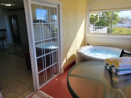 1 habitación, decoración personalizada, muebles diferentes y escritorio