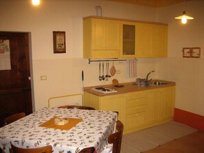 Family Room, Kitchen | Private kitchenette | Electric kettle - Bed & Breakfast del Teatro (Cagli)