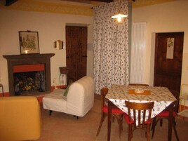 Family Room, Kitchen | In-room dining