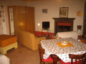 Family Room, Kitchen | In-room dining - Bed & Breakfast del Teatro (Cagli)