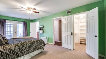 Nhà, 3 phòng ngủ | 3 phòng ngủ, bàn, bàn ủi/dụng cụ ủi quần áo