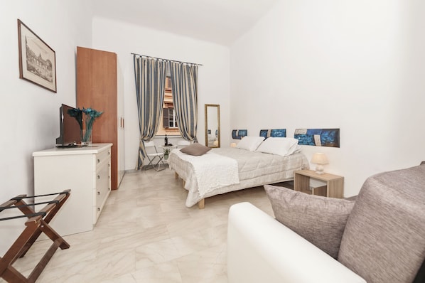 Camera Comfort, bagno privato (bagno esterno) | Una scrivania, Wi-Fi gratuito